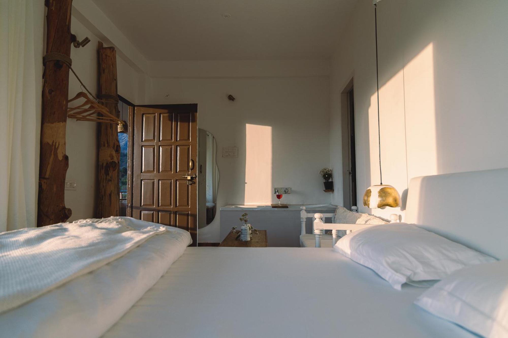 Exstasy Stays - Bathtub Rooms & Cafe - Your Romantic & Cozy Getaway - Thhpsociety - Mukteshwar Dış mekan fotoğraf