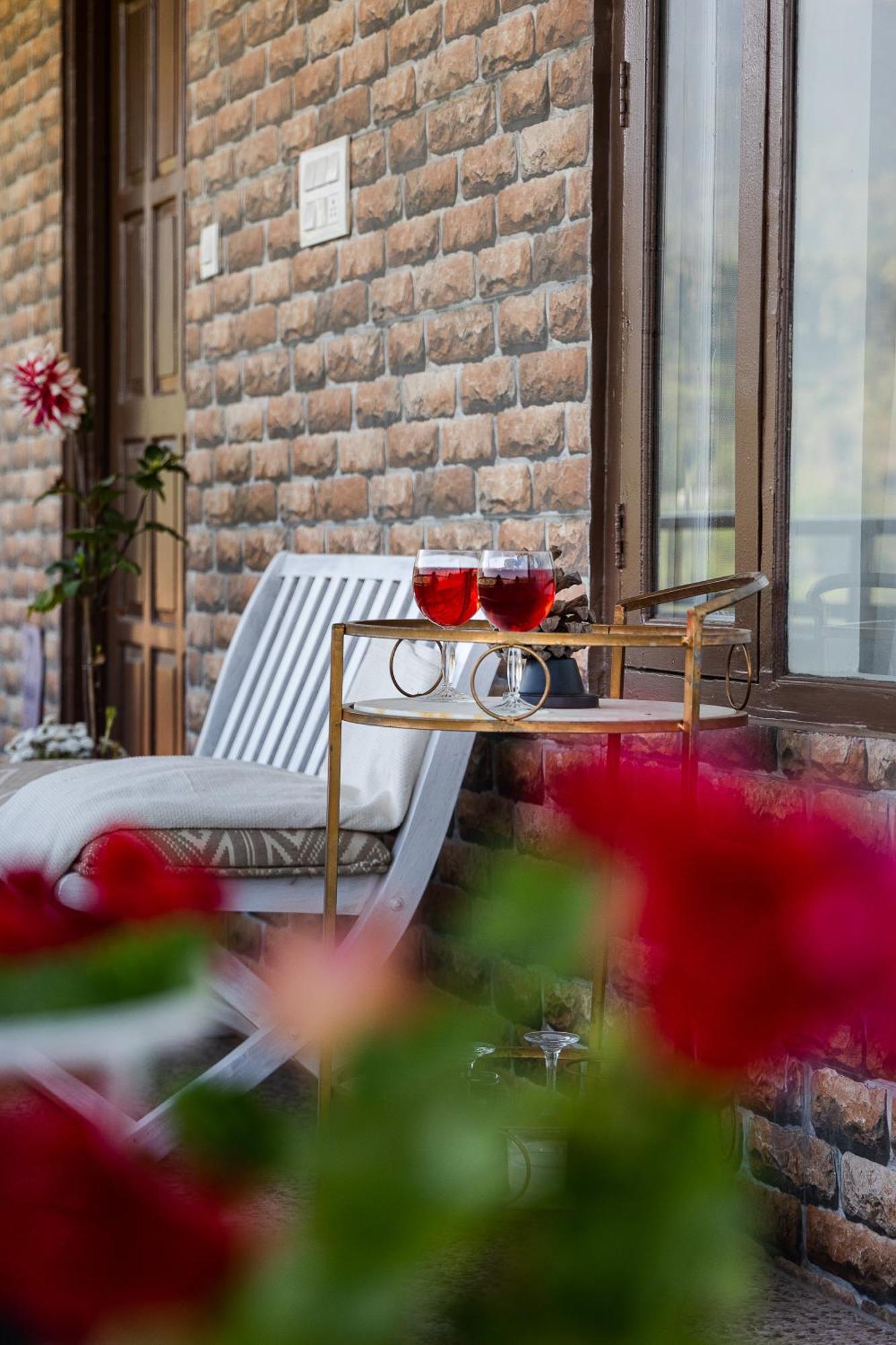 Exstasy Stays - Bathtub Rooms & Cafe - Your Romantic & Cozy Getaway - Thhpsociety - Mukteshwar Dış mekan fotoğraf